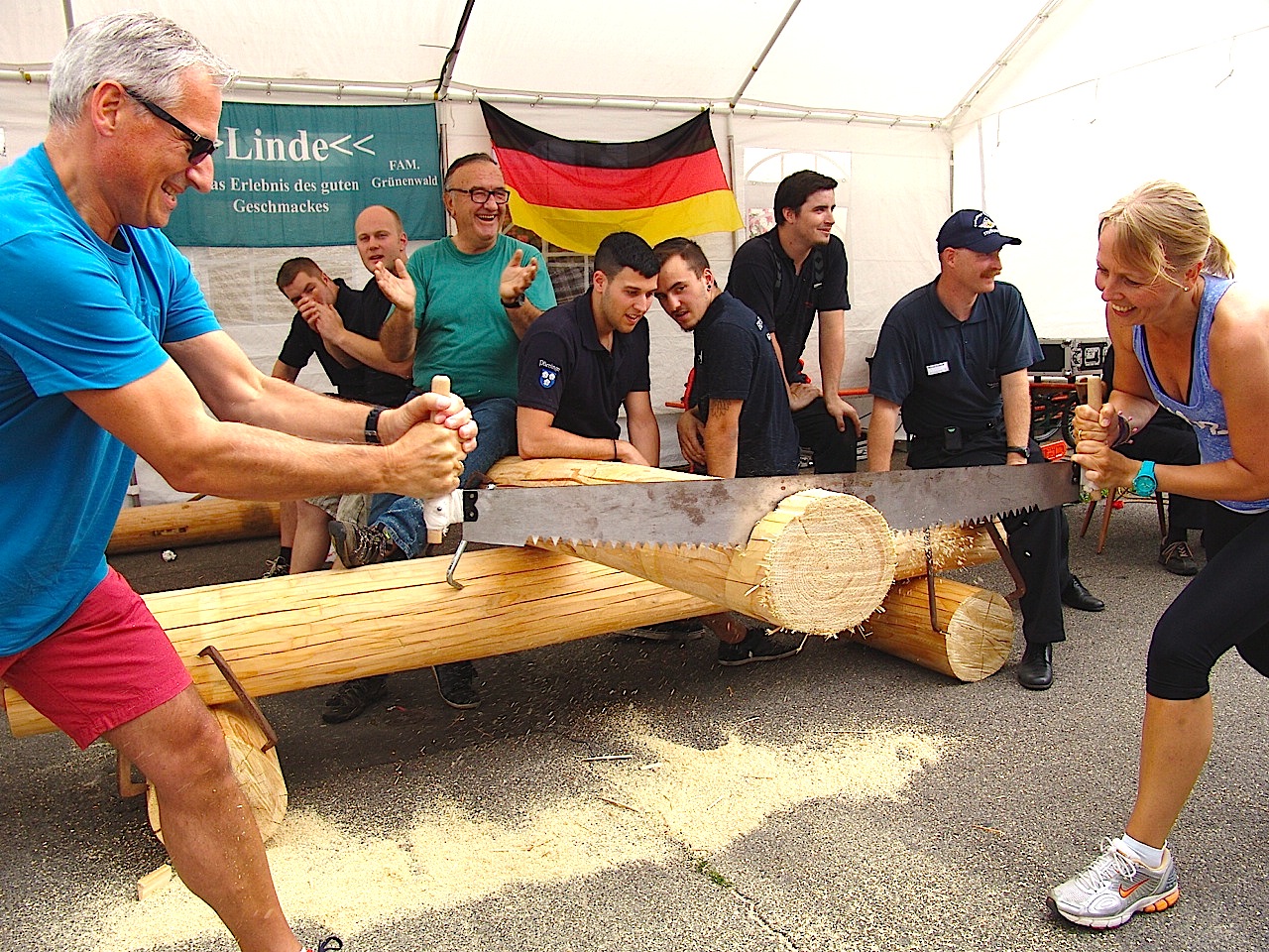 Sägewettbewerb am 20.7.2014 beim Tag der offenen Tür der Freiwilligen Feuerwehr Stuttgart Heumaden