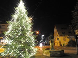 Weihnachtsbaum beim Hirschbrunnen in Kemnat 2016