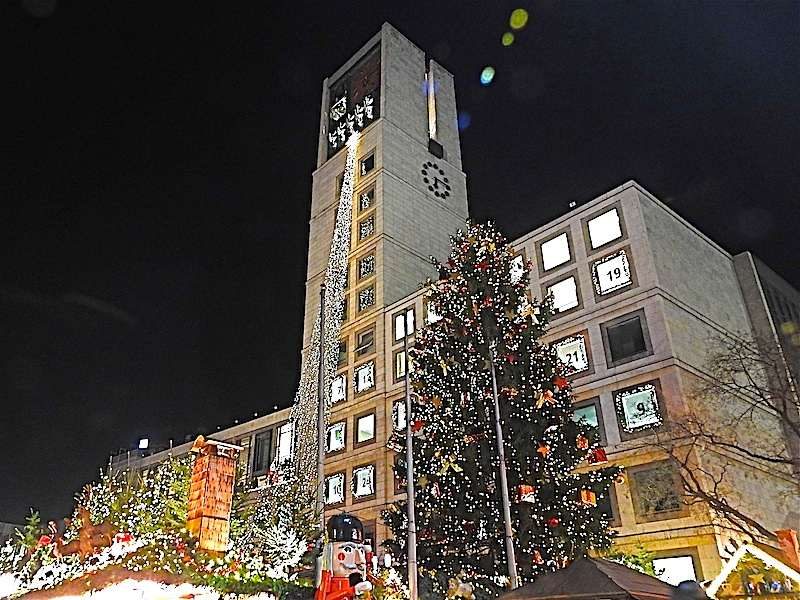 Weihnachtsmarkt am StuttgarterRathaus