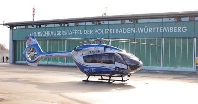 Helikopter vor Gebäude der Hubschrauberstaffel der Polozei Baden-Württemberg