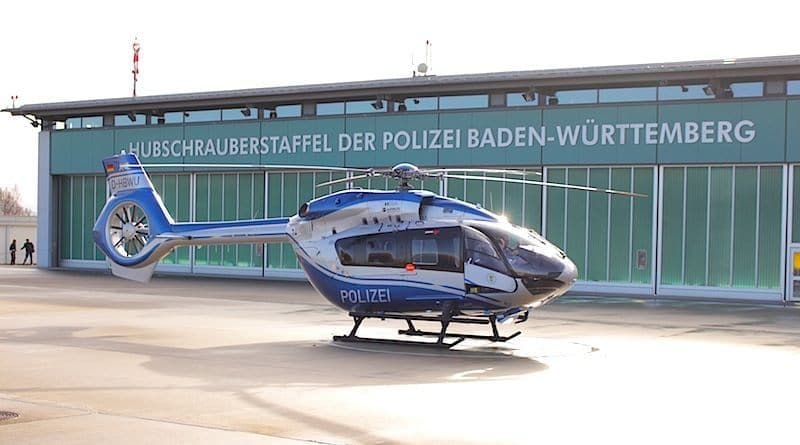 Helikopter vor Gebäude der Hubschrauberstaffel der Polozei Baden-Württemberg