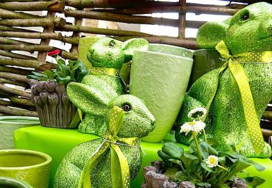 grüne Osterhasen an Marktstand