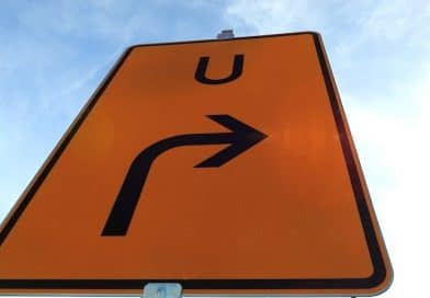 gelbes U-Schild mit schwarzem Rechtspfeil