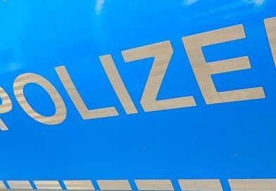 Schriftzug Polizei auf blauem Hintergrund
