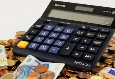 Tischrechner und Euro-Scheine und -Münzen