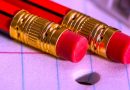 Zwei rote Bleistifte mit Radiergummi auf liniertem Papier