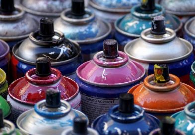 viele benutzte Lack-Spraydosen