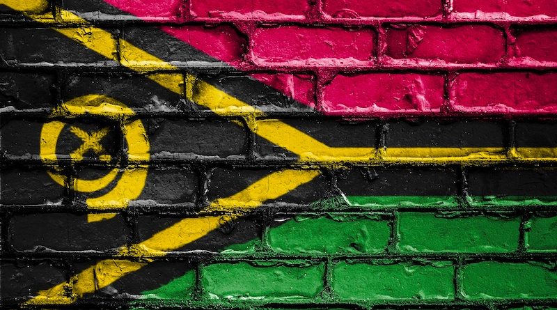 Nationalflagge von Vanuatu (Südpazifik) auf Mauer