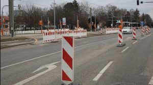 Baken und Absperrungen wegen Gleisbau am Heumadener Knoten an der Bockelstraße