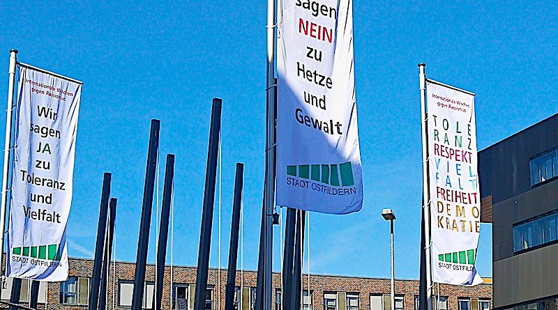Flaggen gegen Rassismus vor dem Stadthaus Ostfildern