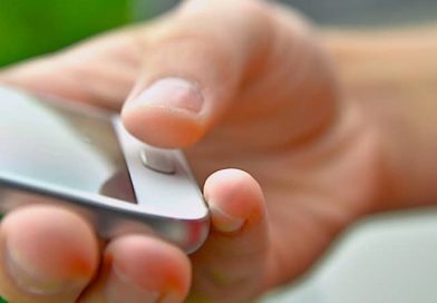 weißes Smartphone in rechter Hand