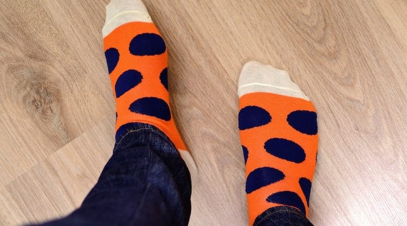 Füße mit bunten Socken