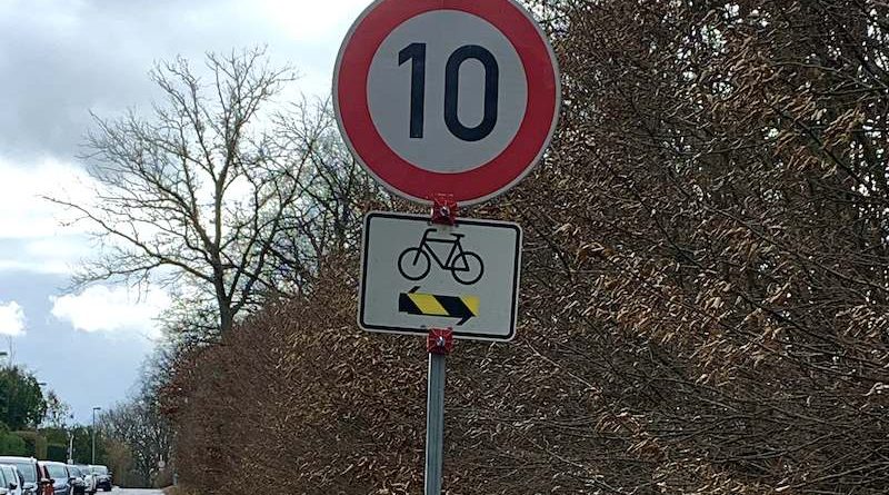 Tempo 10-Beschränkung mit Zusatzschild Fahrrad