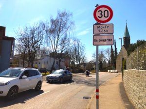 Geschwindigkeitsbegenzung 30 km/h gegenüber ev. Kindergarten Riedenberg