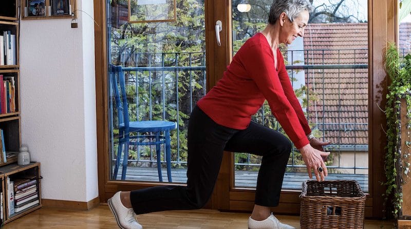 Seniorin bei Bewegungsübung vor ihrem Balkon