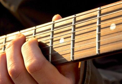 Hand an Gitarrensaiten