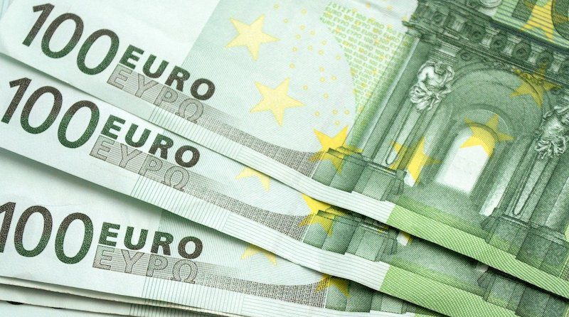 Teilansicht aufgefächerter 100-Euro-Scheine