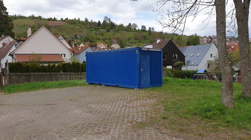 blauer Bürocontainer am Parkplatz des Tennisheims im Bußbachtal