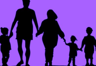 Kontur einer fünfköpfigen Familie von hinten