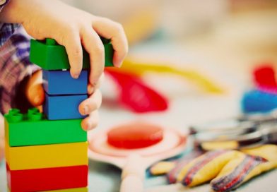 Kinderhand beim Spiel mit Duplosteinen