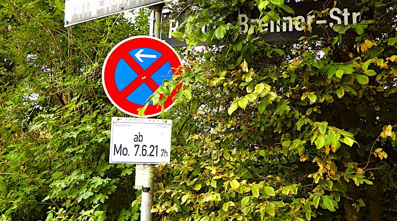 Straßenschilder Am Eichenhain und Rudolf-Brenner-Straße mit Halteverbot ab 7.6.2021