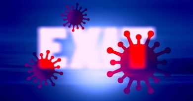 Drei rote Coronaviren vor weißem EXIT-Schriftzug
