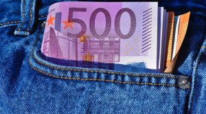 Bündel Euroscheine schaut aus Jeans-Hosentasche