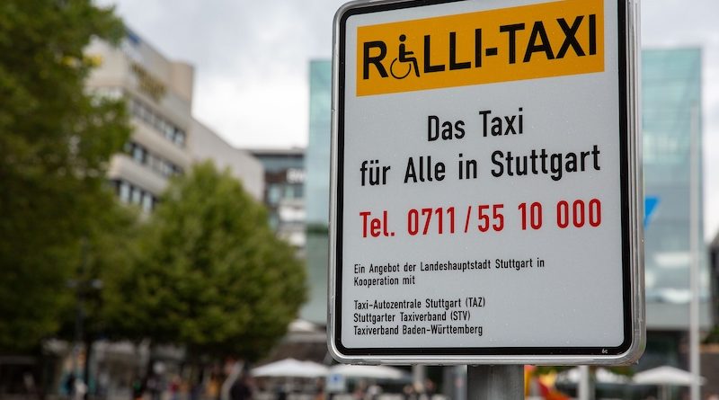 Schild an Rolli-Taxi-Stand in Stuttgart