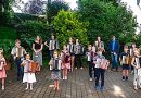 Kindergruppe mit Handharmonika