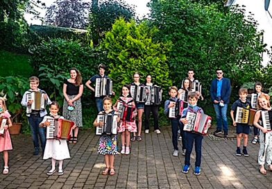 Kindergruppe mit Handharmonika