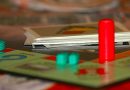 Blick auf ein Monopoly-Spielfeld