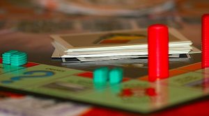 Blick auf ein Monopoly-Spielfeld