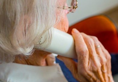 Alte Dame mit Telefonhörer in rechter Hand