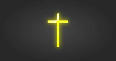 gelbes Kirchenkreuz auf schwarzem Grund