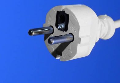 weißer Stromkabelstecker vor blauem Hintergrund