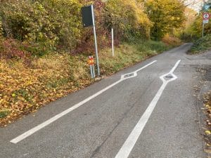 Fahrbahnmarkierungen für zwei Poller vor dem Hohlweg in Alt-Sillenbuch