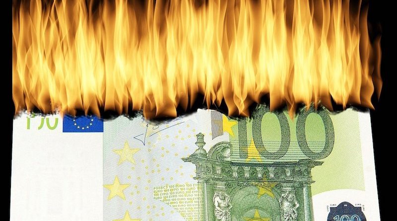 100 Euro-Schein brennt oben