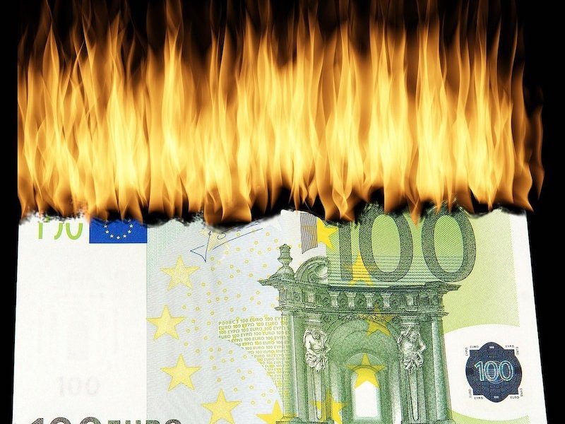 100 Euro-Schein brennt oben