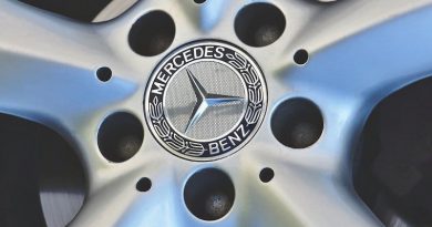 Blick auf Radnabe einer Mercedes Alu-Felge