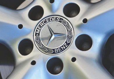 Blick auf Radnabe einer Mercedes Alu-Felge