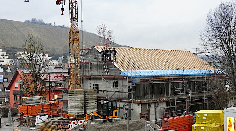 Zimmerer auf dem Dach des neuen Kindergartenhauses beim Richtfest am Bergwald Hedelfingen am 8.12.2021