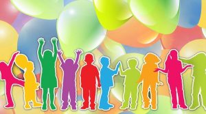 farbige Kinderkulisse vor bunten Ballons