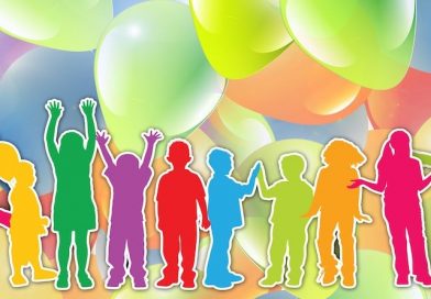 farbige Kinderkulisse vor bunten Ballons