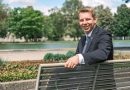 Friedrich Haag MdL auf einer Bank am Eckensee in Stuttgart