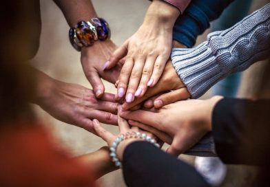 Hände übereinander im Kreis