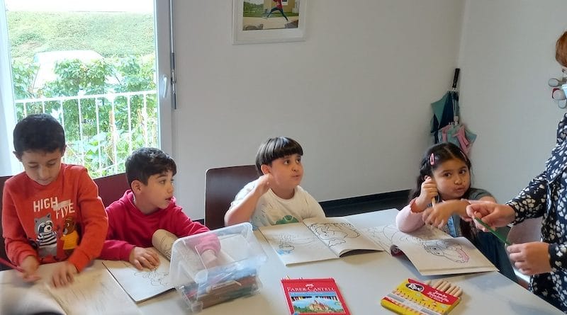 Kindergruppe bei Hausaufgabenhilfe