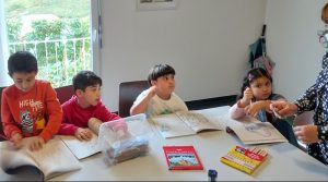 Kindergruppe bei Hausaufgabenhilfe