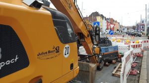 Gelber Bagger in Baustelle vor dem Kreisverkehr an der Hedelfinger Straße in Wangen