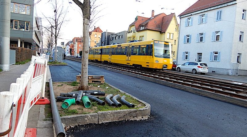 Stadtbahn fährt an der Wilhelmsschule vorbei von Wangen nach Hedelfingen