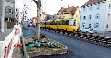 Stadtbahn fährt an der Wilhelmsschule vorbei von Wangen nach Hedelfingen